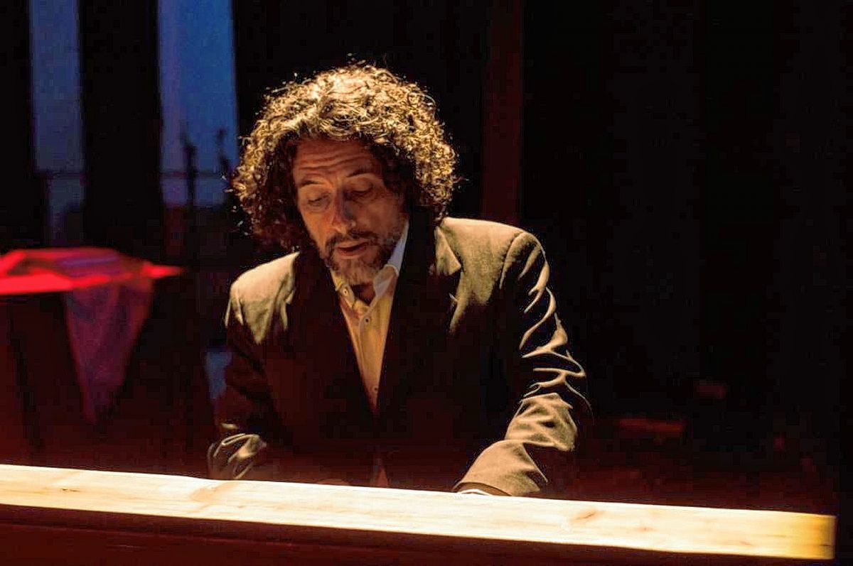 Mañana se presentará la obra teatral “Mientras te espero”, protagonizada por el actor y pianista Diego Araujo