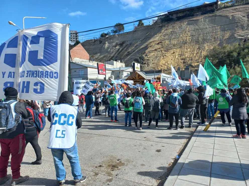 Estatales se movilizaron por el centro de la ciudad y culminaron frente al Hospital Regional