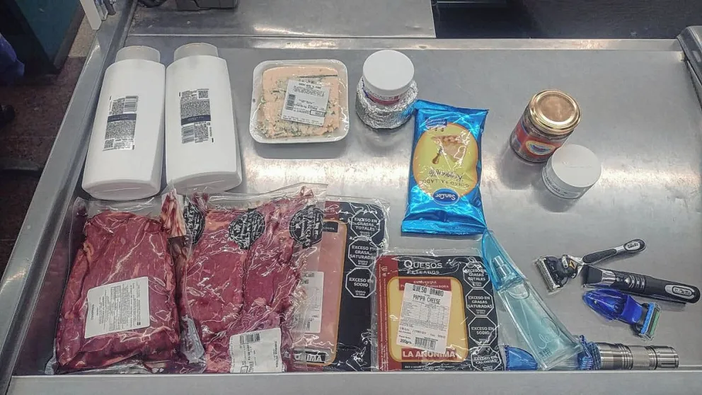 Llevaban más de 30 mil pesos en mercadería escondida en el carrito de su bebé y terminaron demorados