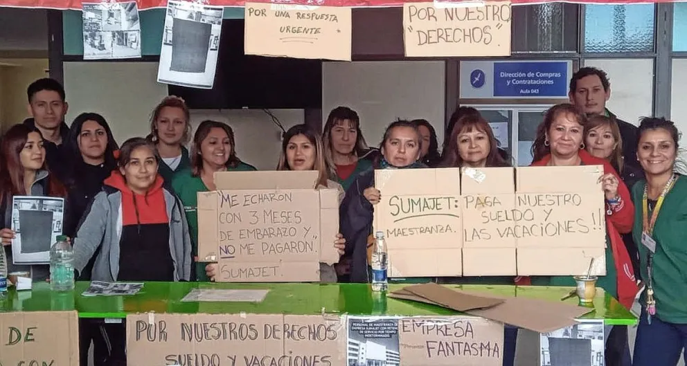 Trabajadores de limpieza reclaman la falta de pago de  sueldos: “El dueño agarró la plata y se borró”, denunciaron