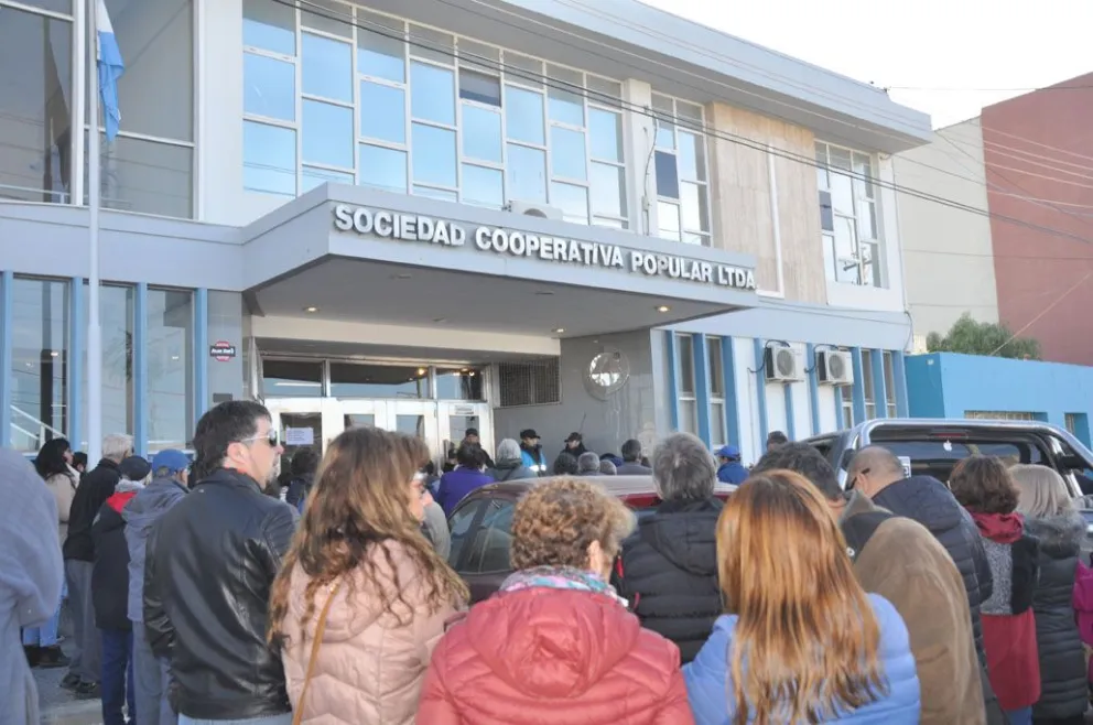 Concentración de vecinos en la SCPL: “Consideramos que la Cooperativa debe comenzar a democratizarse”
