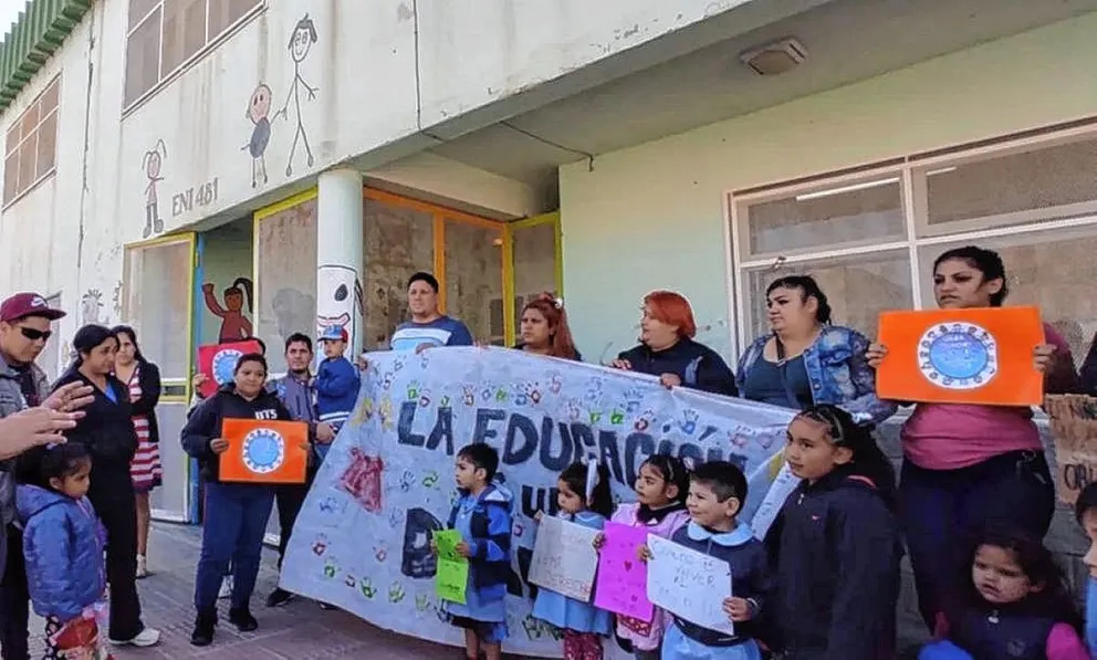 Por falta de calefacción los niños del Jardín 481 tienen clases en el comedor de una escuela vecina