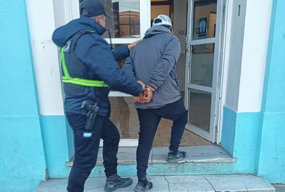 Caminaba por calles céntricas, lo identificó la policía y surgió que debe cumplir una condena carcelaria