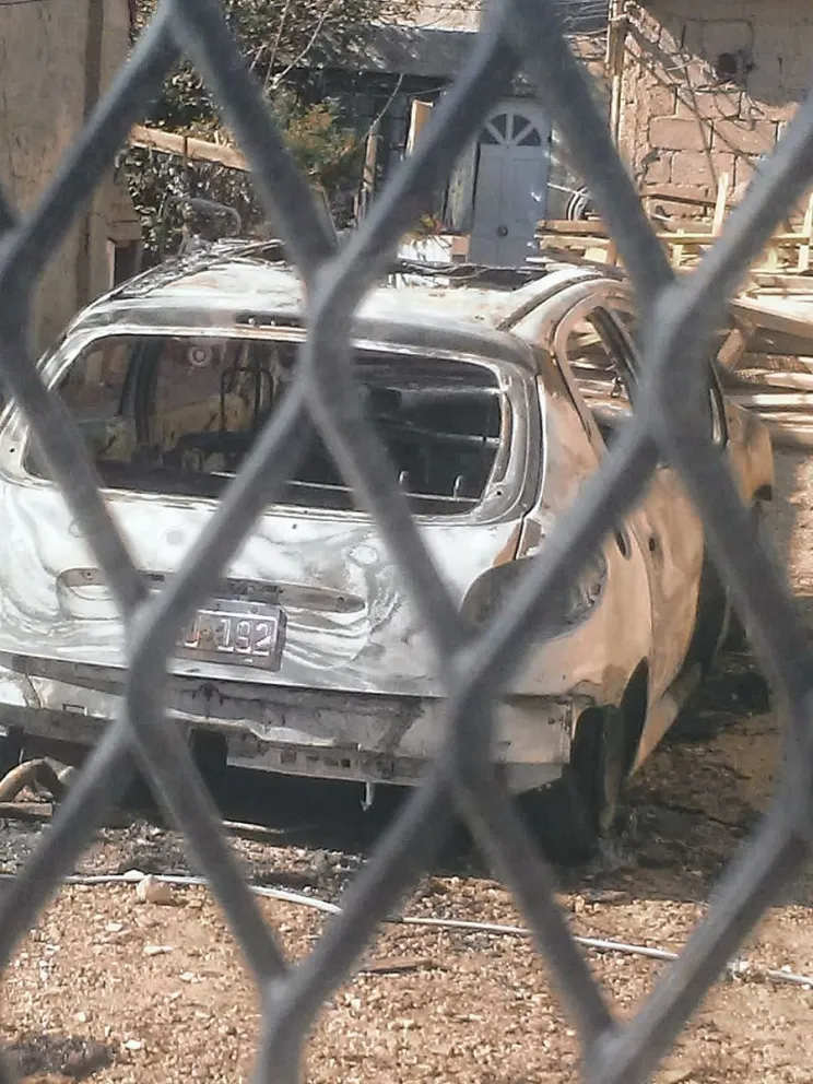 En barrio San Martín le quemaron el auto en su patio a una mujer que había denunciado a vecinos que le robaron dos veces