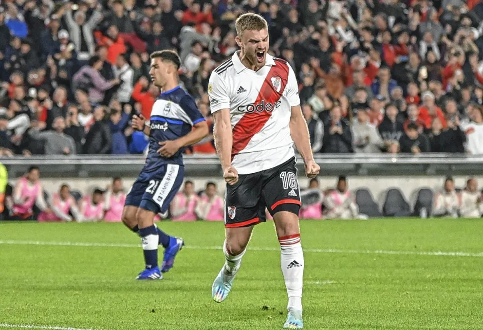 River goleó a Gimnasia y mantuvo su ventaja como único líder
