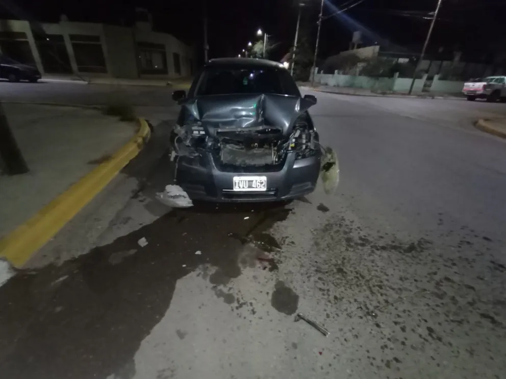 Manejaba alcoholizado con su hija de 5 años y chocó contra una camioneta estacionada