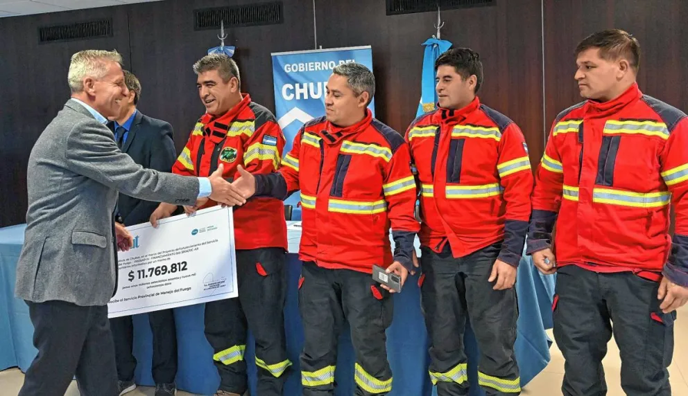 El gobierno firmó el inicio de obra para construir el nuevo edificio de la Brigada de Incendios en Las Golondrinas