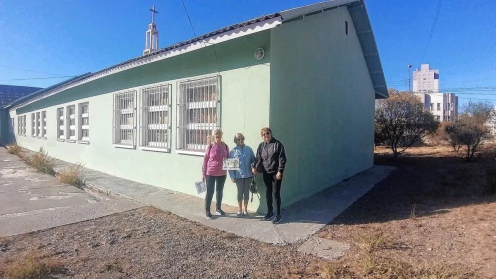 Las Abuelas Lee Cuentos festejan un nuevo aniversario con la realización de un mural y caminata por la costa