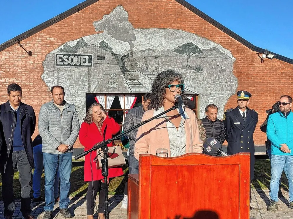 Esquel: Se inauguró un mural en reconocimiento a los trabajadores ferroviarios de “La Trochita”