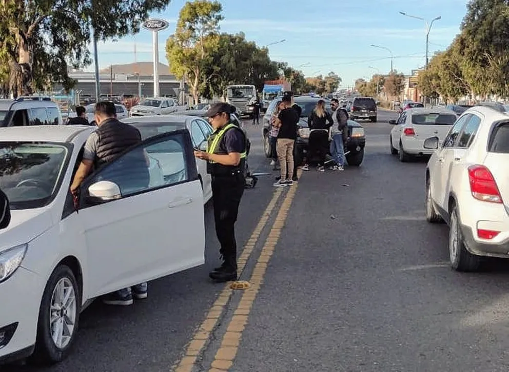 Choque múltiple con 5 vehículos involucrados y un lesionado en la esquina de Yrigoyen y Portugal