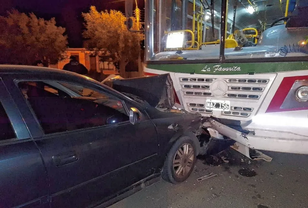 Una conductora con intoxicación alcohólica  chocó su auto contra un colectivo en KM 3