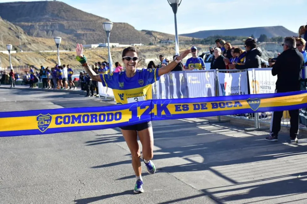 Mario Rodríguez y Liliana Rodríguez; los ganadores de la corrida “Boca 12K Comodoro”