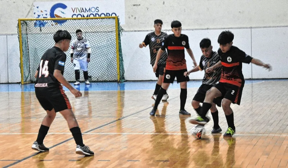 Buen inicio de los comodorenses en C-15