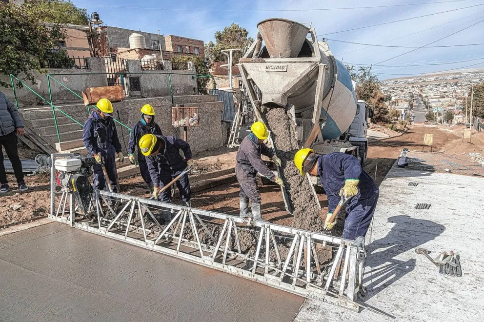 En un mes finalizaría la obra de pavimento y cordón cuneta del barrio San Martín