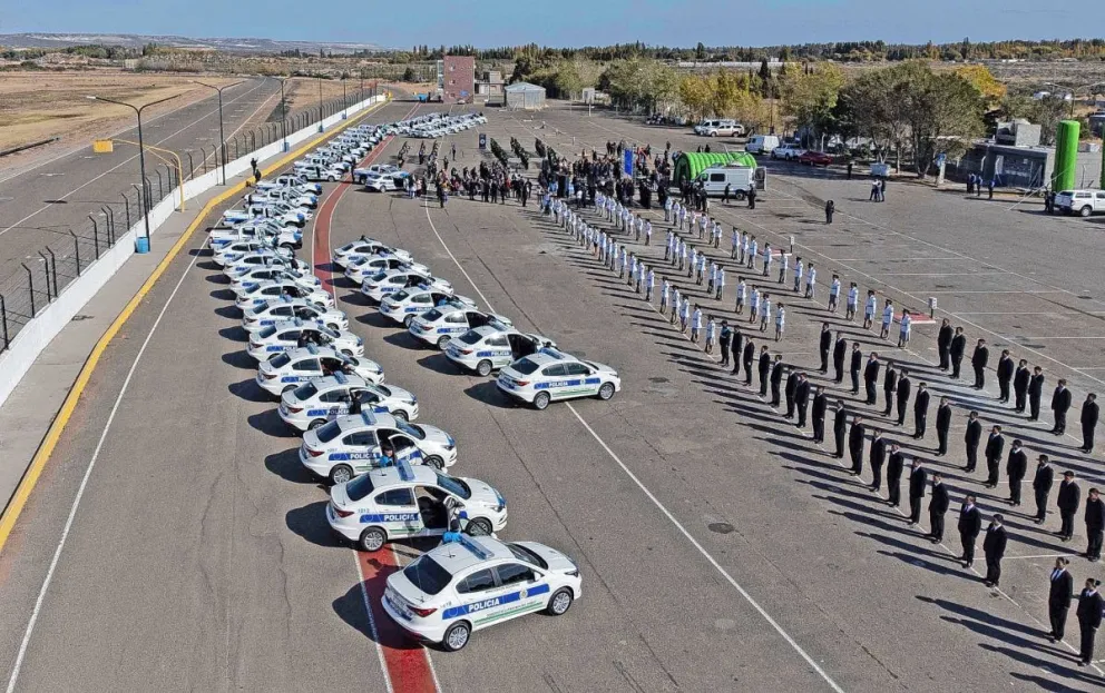 Arcioni entregó más de 60 móviles a la Policía del Chubut y adelantó que en mayo se entregarán otros 100