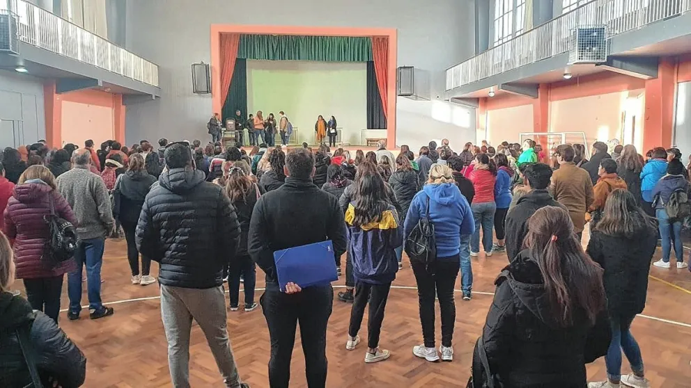 La comunidad educativa del Perito Moreno exigió respuestas ante los graves problemas edilicios