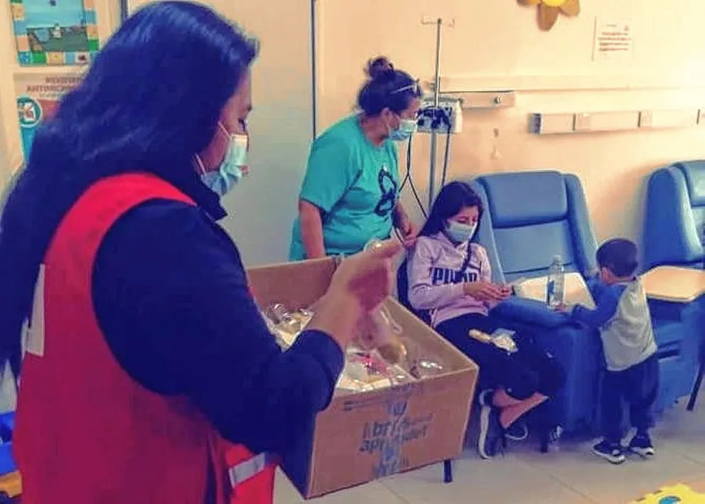 En la semana de Pascua, la Cruz Roja entregó galletas a los niños del Centro Oncológico Infantil