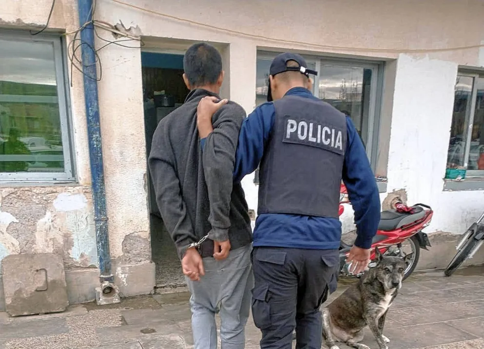 Andaba a los tiros en barrio La Floresta, lo salió a "defender" una mujer y terminaron los dos en el calabozo