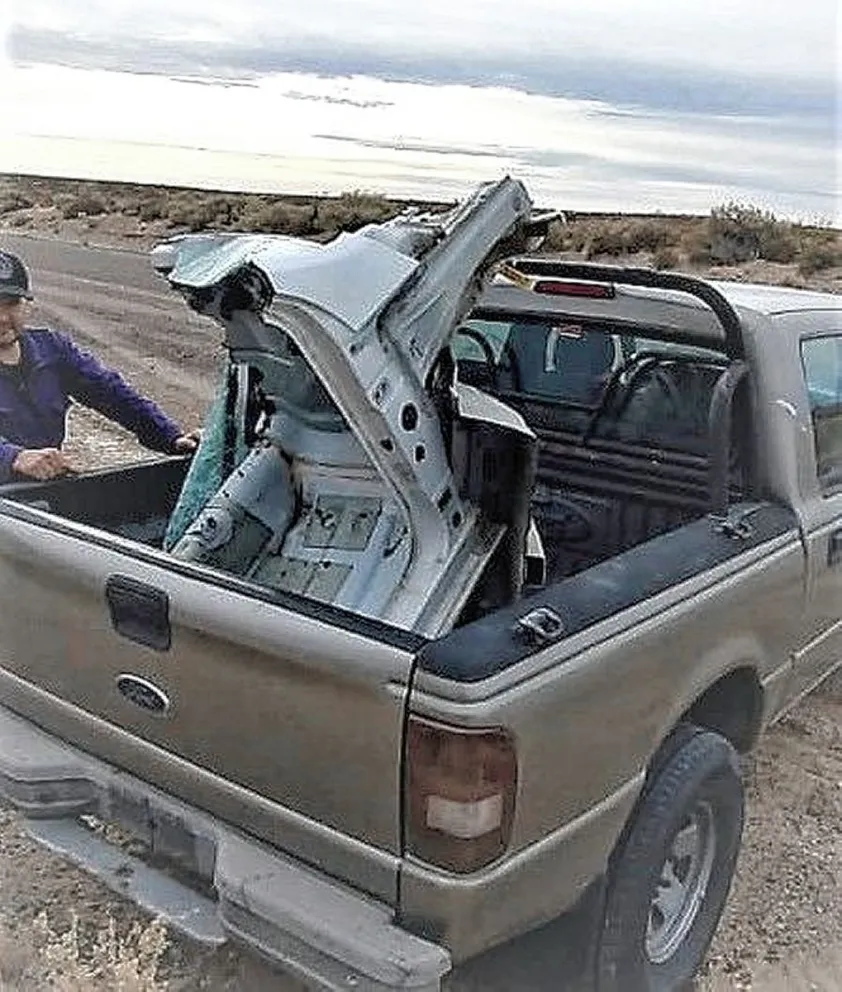 En misterioso hallazgo, aparecen autopartes de un auto del Ministerio de Gobierno en un campo cercano a Trelew