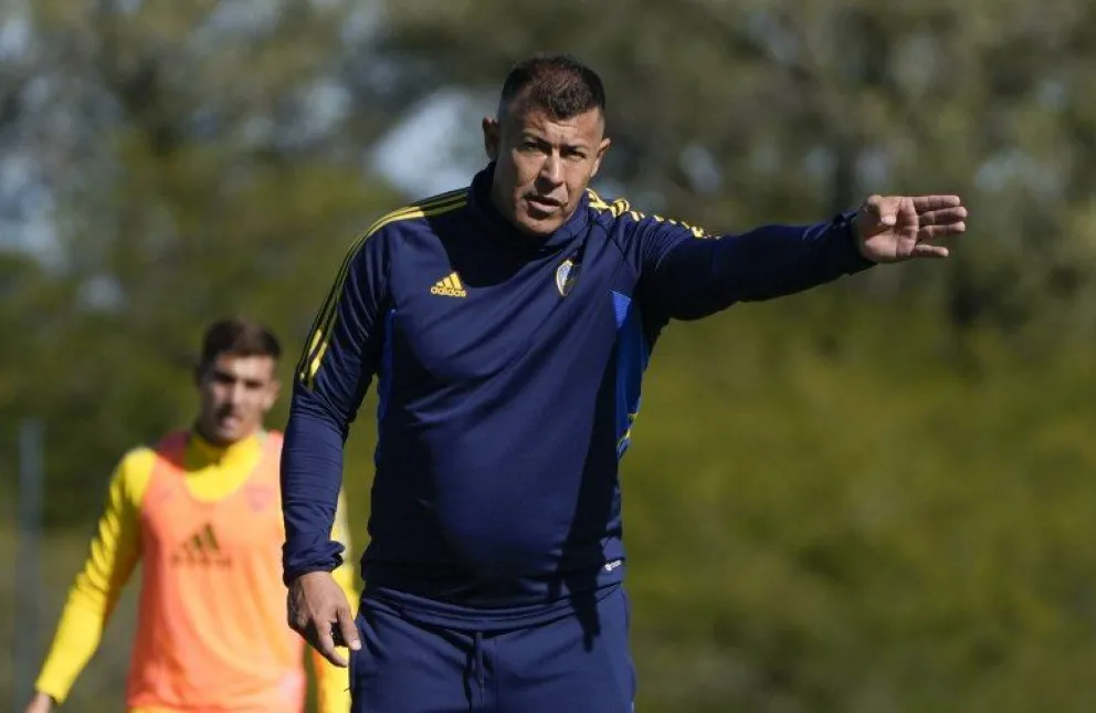 Boca: Almirón sorprendió con Luís Advíncula de volante por derecha pensando en Racing