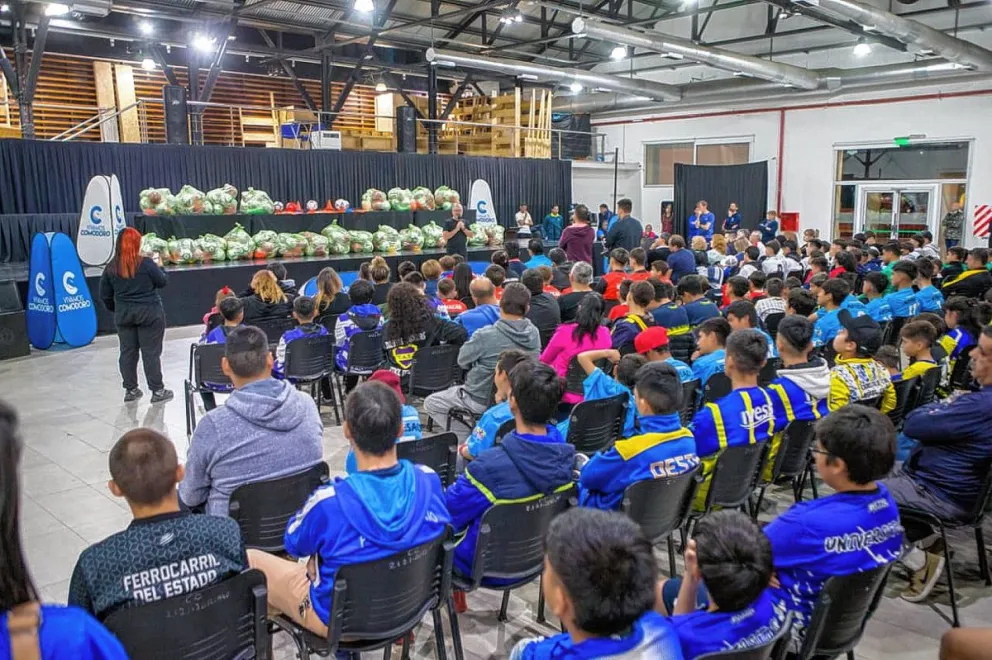 El Municipio entregó indumentaria a los clubes de la Liga de Fútbol y cubrirá los gastos del arbitraje de las categorías formativas