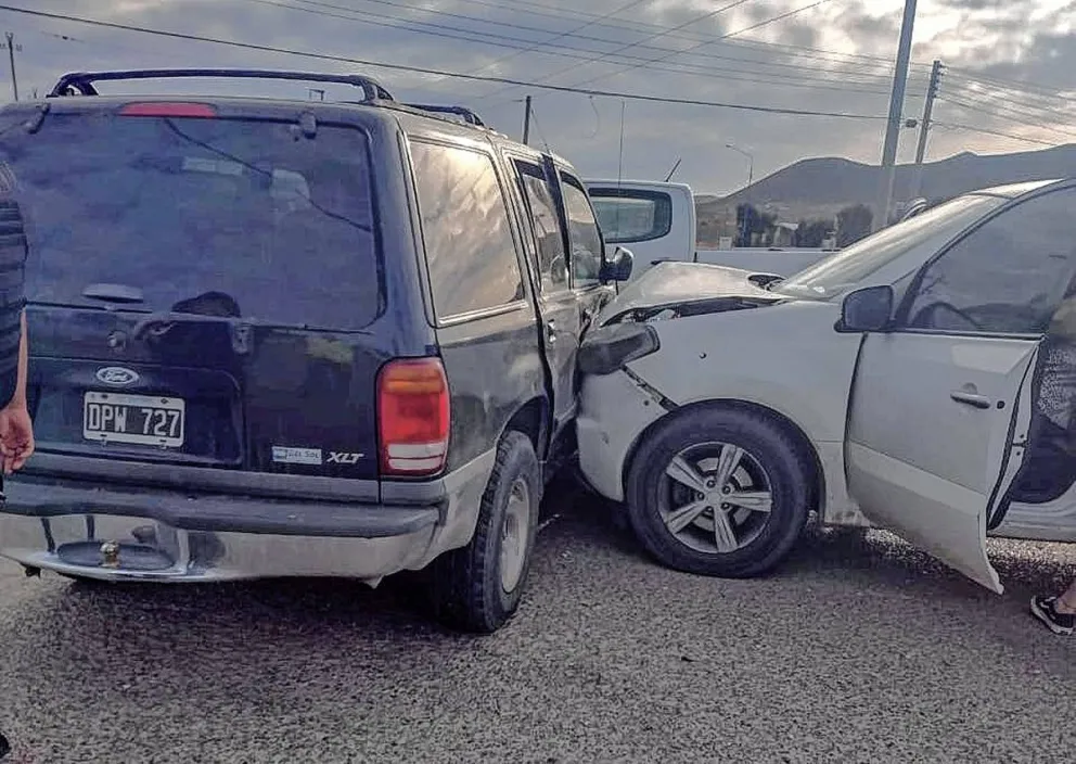 Violenta colisión vehicular al costado de la Escuela de Ciudadela