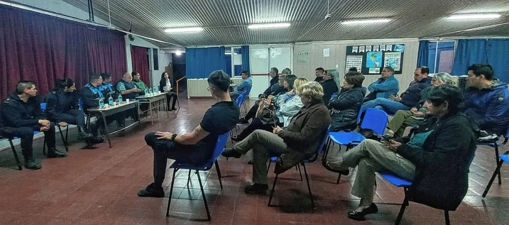 Seguridad: suman tres móviles a la Seccional Tercera y se mantendrán las medidas preventivas en barrio Roca