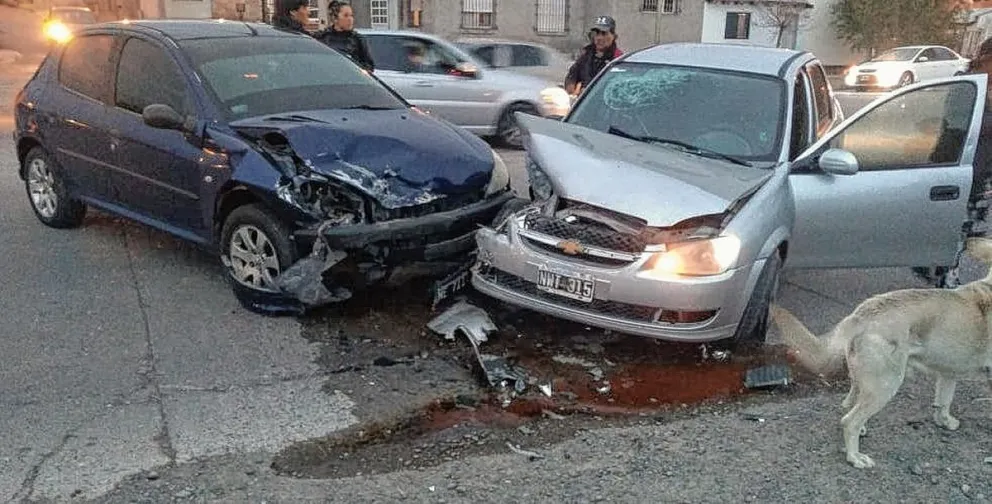 Conductor borracho provocó choque frontal y estuvo detenido hasta que recuperó la lucidez