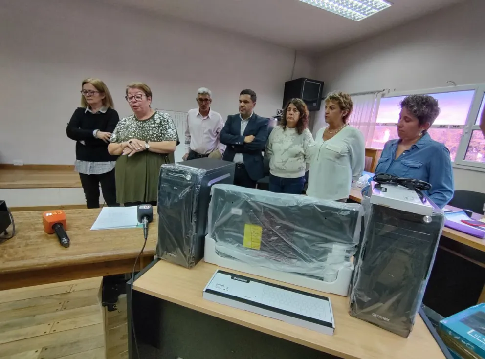Hospital de Esquel: Provincia entregó equipos informáticos para implementar la Historia de Salud Integrada