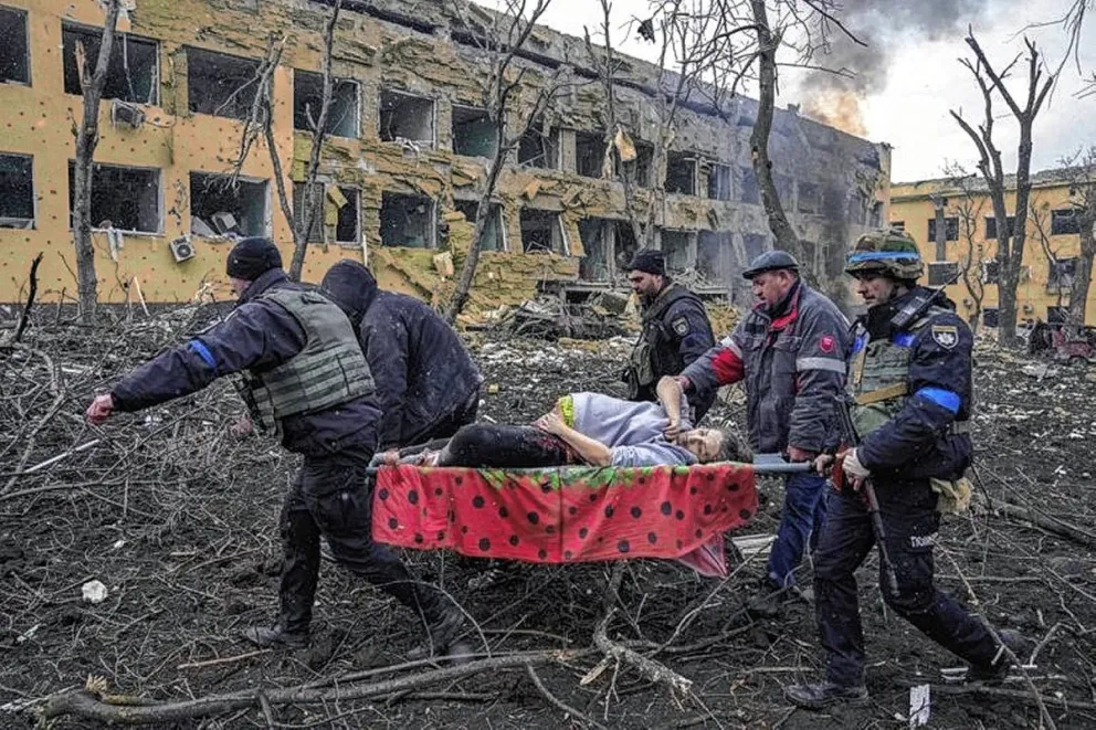 Una imagen del ataque ruso a una maternidad de Mariupol ganó el premio World Press Photo