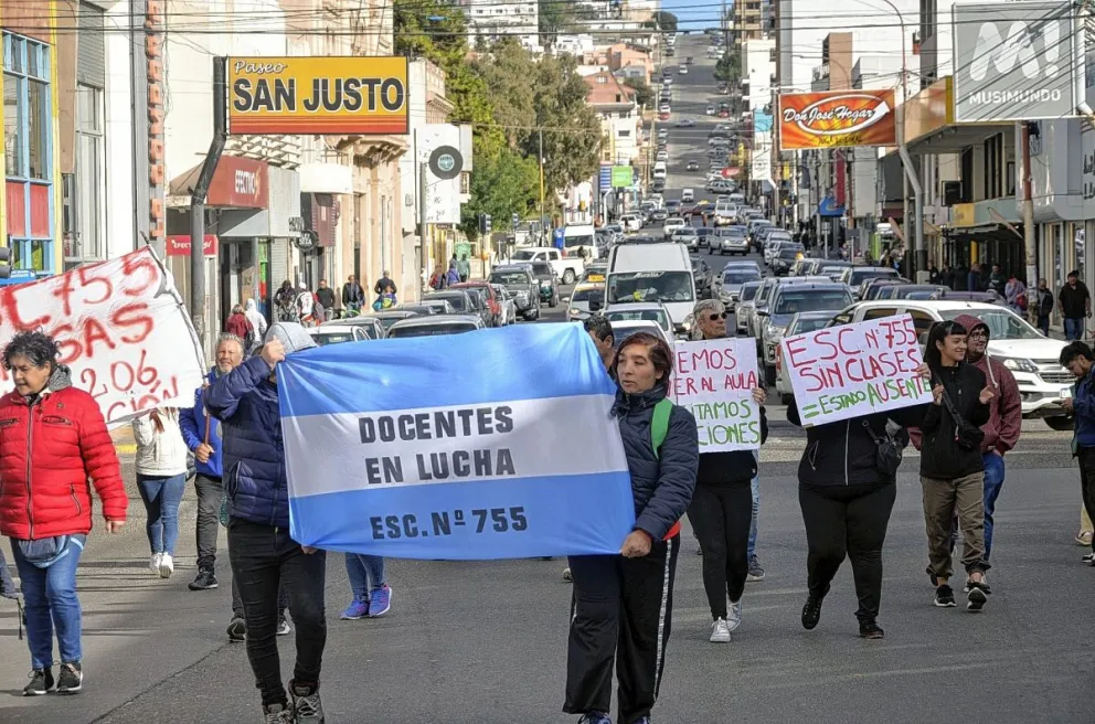 Se manifestaron pidiendo soluciones urgentes por los problemas de calefacción en la Escuela Nº 755