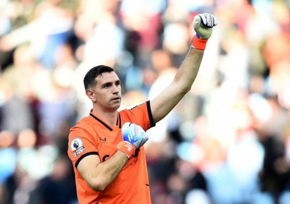 Dibu Martínez se lesionó y tuvo que ser reemplazado en el partido del Aston Villa