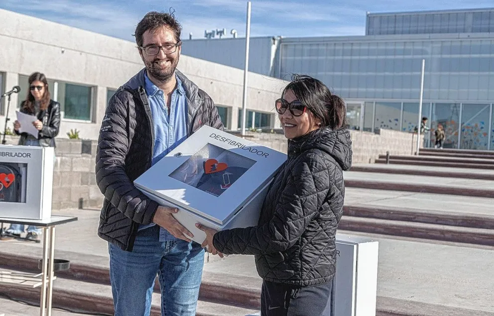 El Municipio y Tecpetrol entregaron  desfibriladores a distintas instituciones
