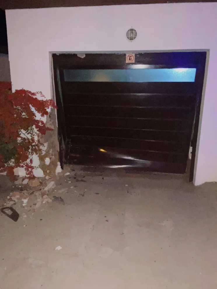 Dejó el auto sin freno de mano y chocó contra un garage