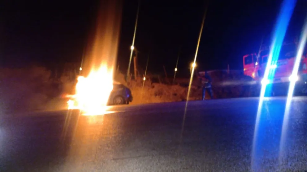 Se incendió un vehículo en el camino Roque González