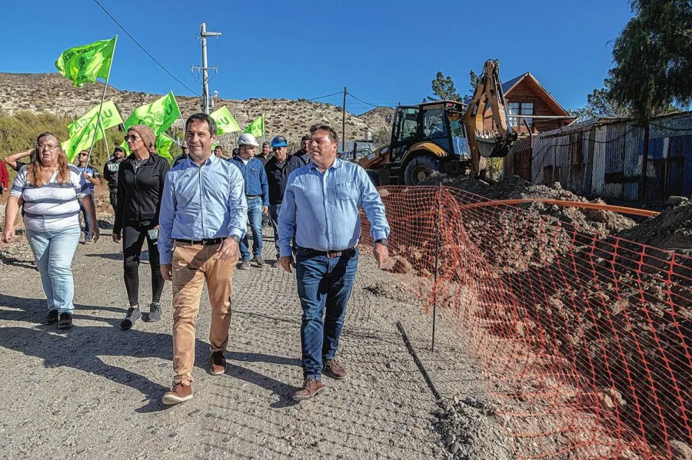Luque recorrió otra importante obra de gas que beneficiará a 120 familias de barrio Centenario