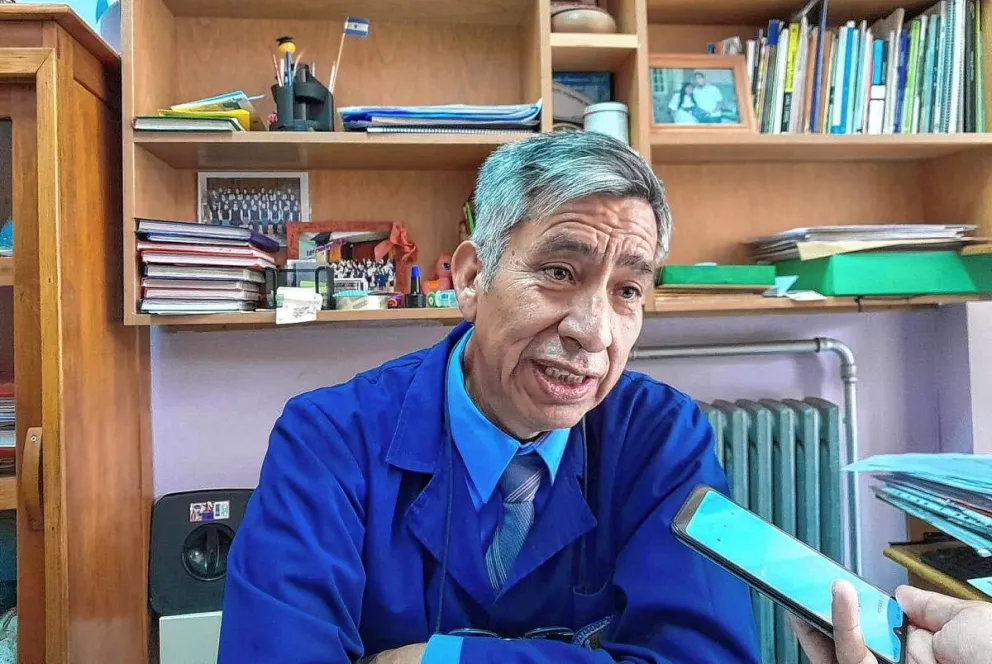 Escuela N° 1: Familias reclaman por explicaciones ante la presunta destitución del director Néstor Helfer