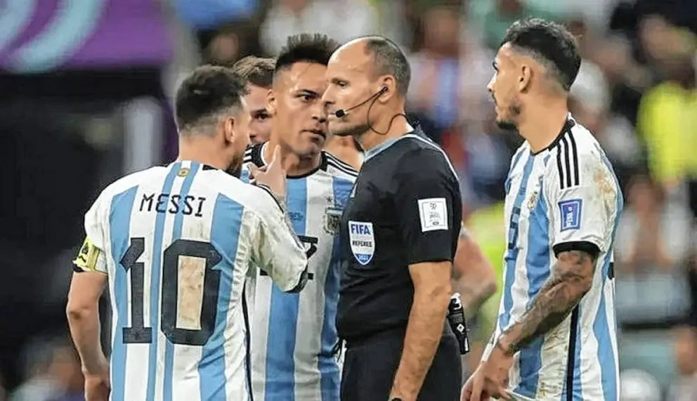 Retiraron en España a Mateu Lahoz, el polémico árbitro del partido entre Argentina y Países Bajos en Qatar 2022