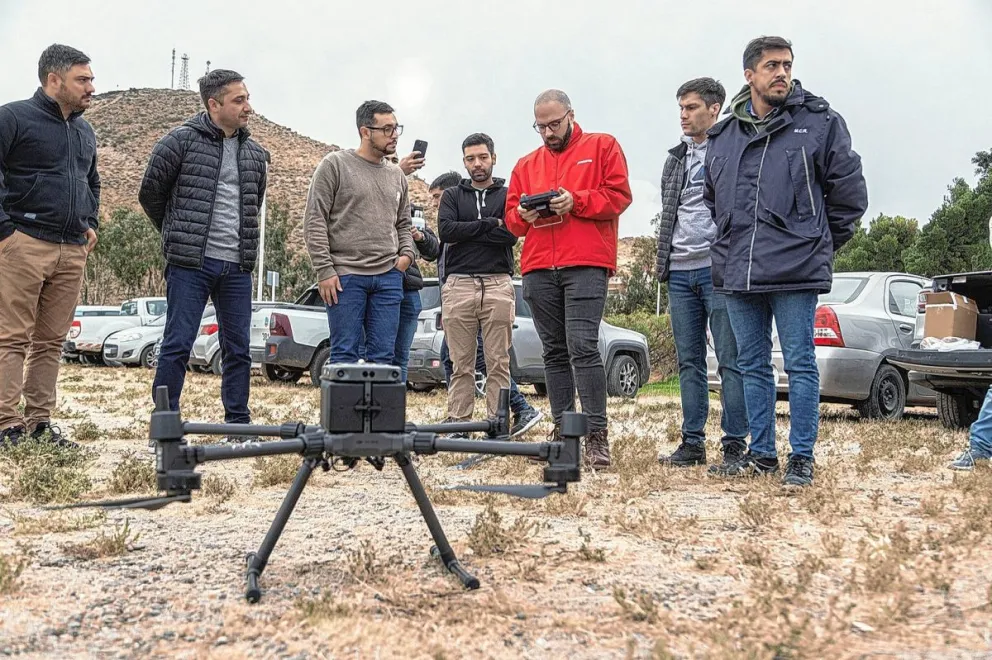 El Municipio continua con las tareas de relevamiento de los movimientos del cerro Chenque y la ladera costera del Chalet Huergo