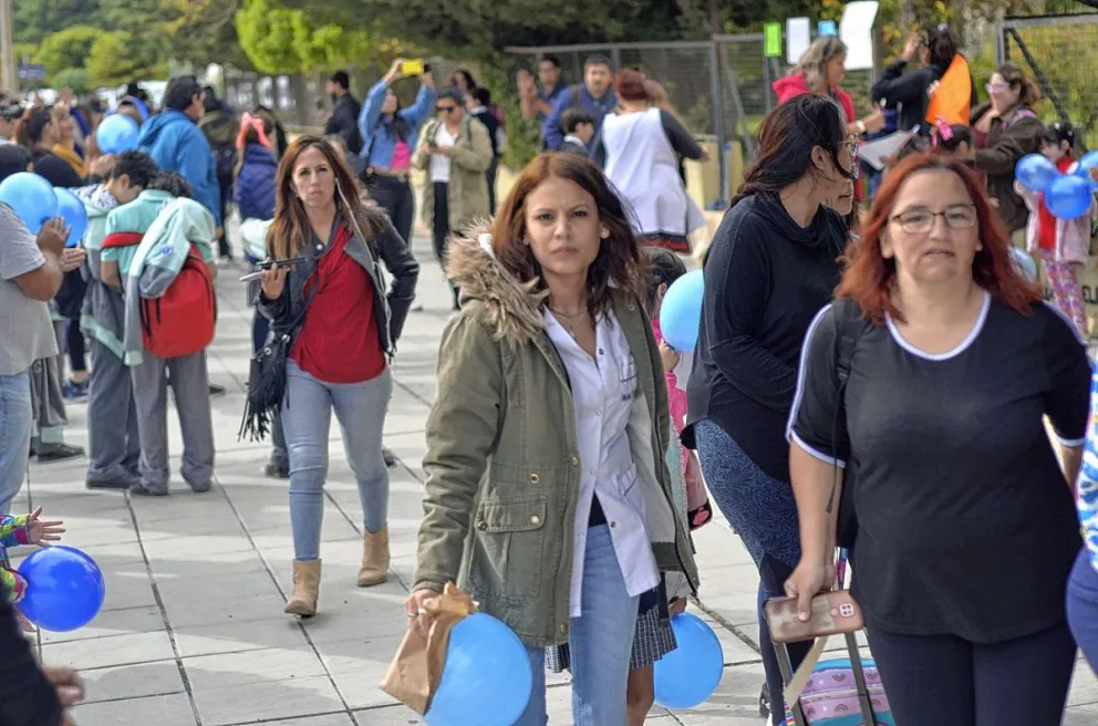 Con un abrazo simbólico pidieron que el director de la Escuela Nº 1 sea restituido en su cargo
