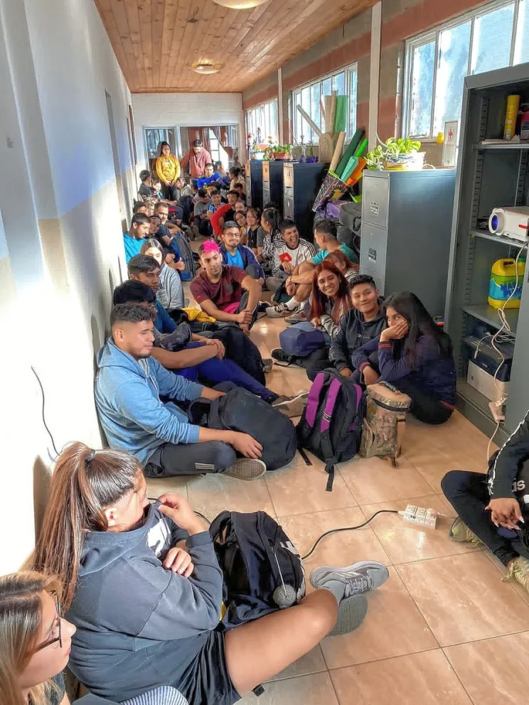 Estudiantes de educación física están teniendo clases en el pasillo de una Iglesia