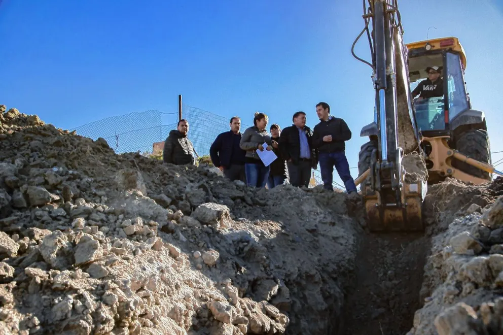 Luque recorrió la obra de red cloacal del barrio Gesta de Malvinas