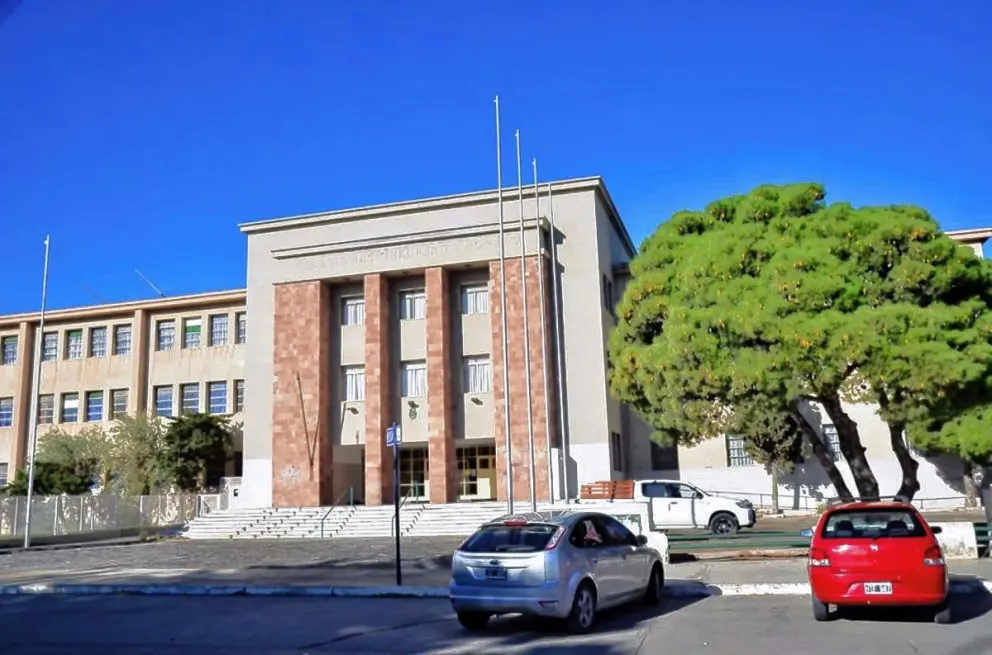 El Colegio Perito Moreno cumplió 76 años, está sin clases y piden donación de materiales de construcción