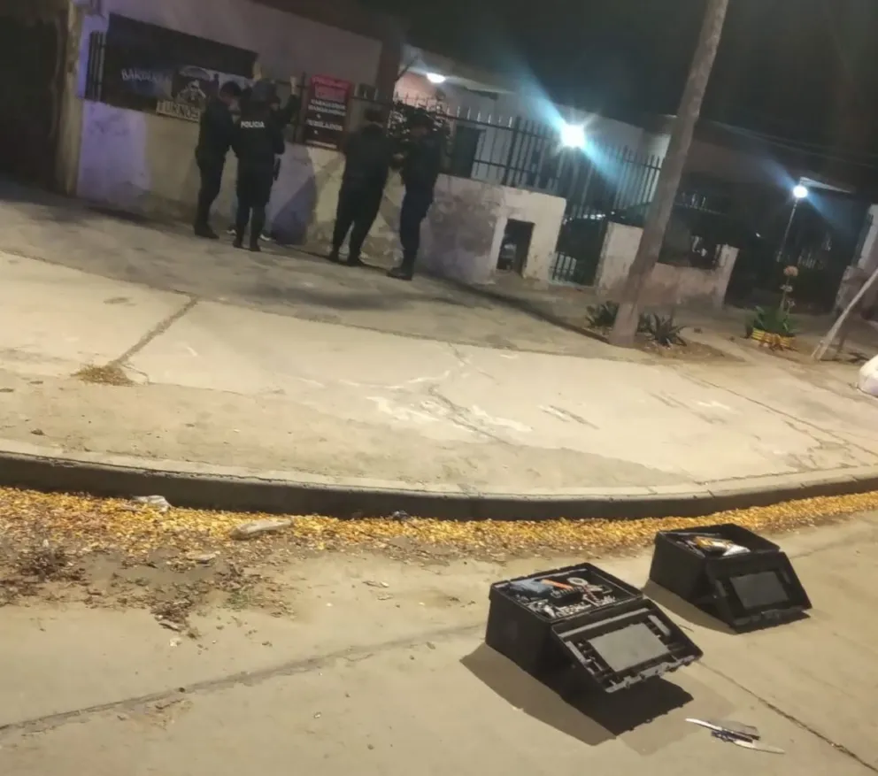 Dos menores demorados con cajas de herramientas sustraídas