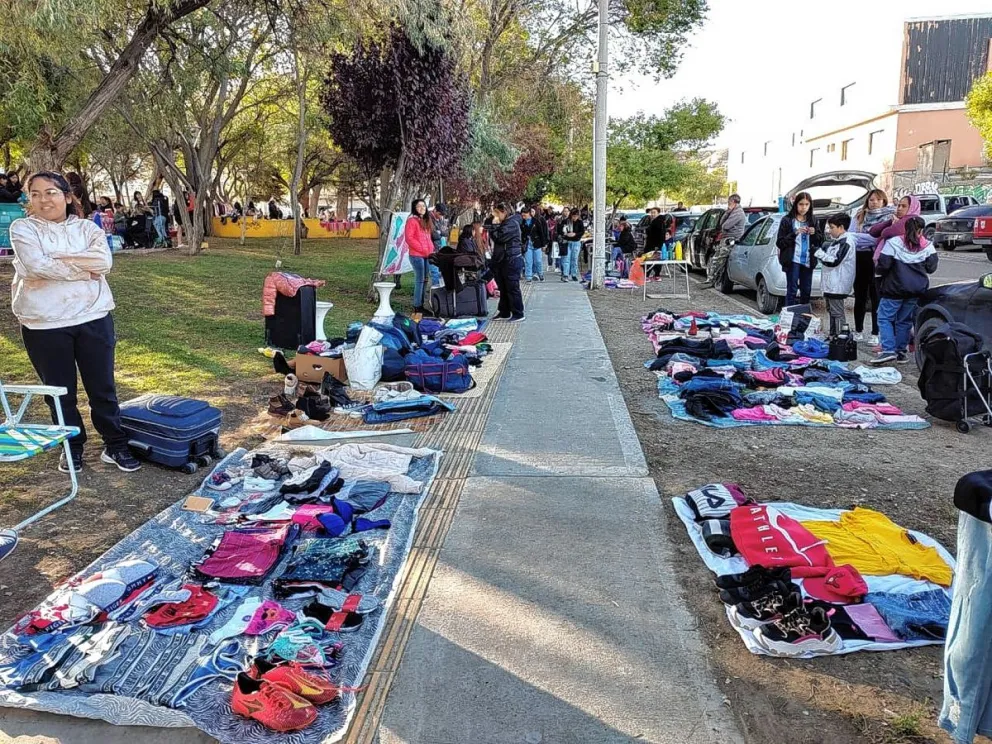 Feriantes de la plaza Carlos Gardel trabajarán  este fin de semana y luego serán trasladados