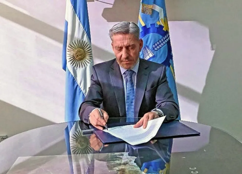 El gobernador Arcioni firmó el decreto que adelanta las elecciones provinciales