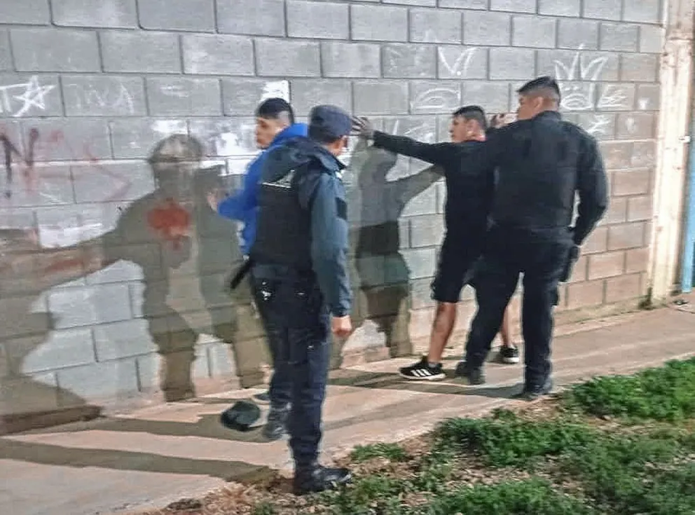 Feroz pelea en las afueras de un bar en Sarmiento  termina con dos apuñalados graves y dos detenidos