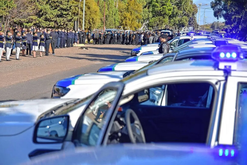 El Gobierno entregó veinte nuevas camionetas 4x4 a la Policía