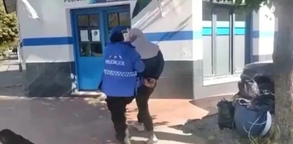 Entró al aula donde estudiaba su hija y amenazó a una compañera que la molestaba