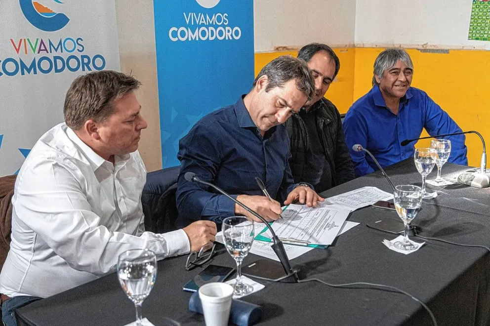 Pavimento y cordón cuneta en barrio Abel Amaya y red eléctrica en Gesta de Malvinas y Acceso Norte